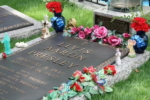 elvis presleys grave