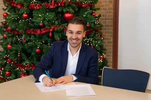 foto wethouder bal ondertekent intentieovereenkomst