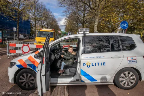 jongen politieauto