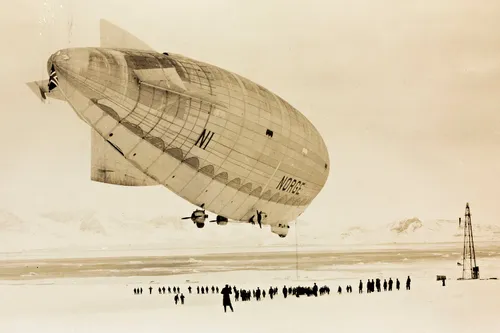 luftskipet norge ved fortc3b8yningsmasten i ny c385lesund mai 1926 8887660828