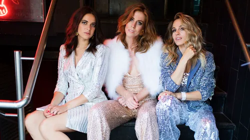 new the bluebirds liggend fotograaf liselore chevalier