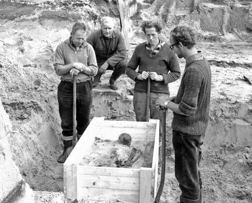 persfoto tentoonstelling onder het staal huis van hilde menselijk skelet gevonden in 1965