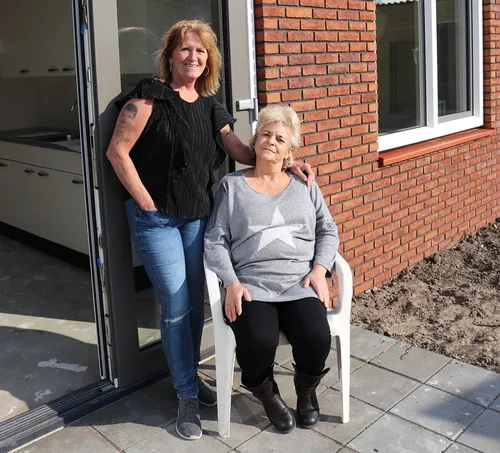 plantage fase de dennen joke wisker zittend en marjon van balen foto prc3a9 wonen