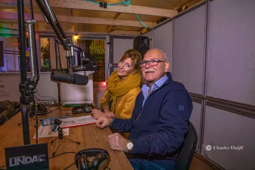presentatoren studio houten huis