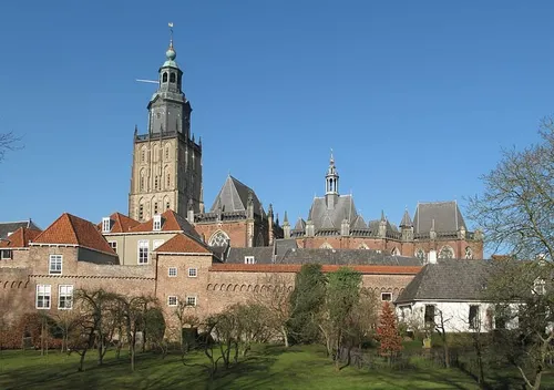 zutphen walburgkerk met stadsmuur foto4 2011 02 17 1343