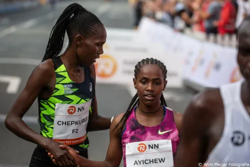 Gladys Chepkurui feliciteert&nbsp;Asayech Ayichew direct na de finish in de Peperstraat