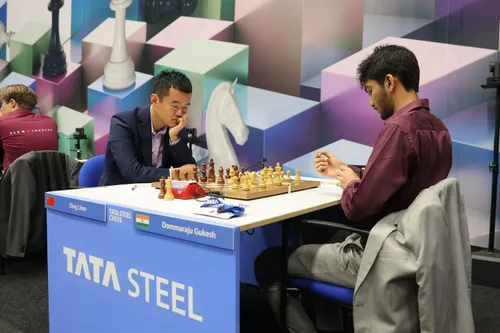 Dommaraju Gukesh tegenover Ding Liren tijdens de vorige editie van het Tata Steel Chess Tournament