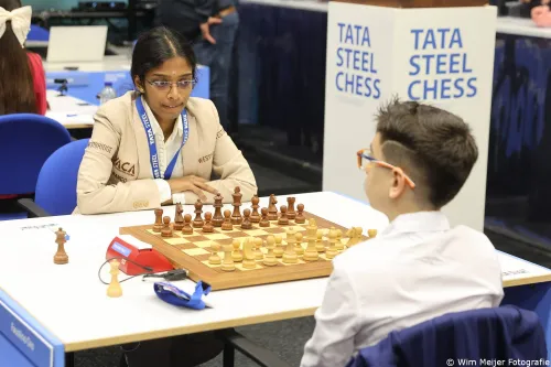 Vaishali Rameshbabu tegen 'Messi' Faustino Oro