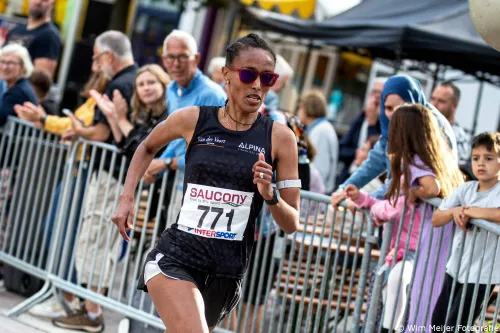 Fanos Zwaan snelste bij de dames op de 5 kilometer