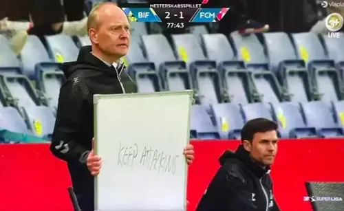 Foto: Niels Frederiksen med det ikoniske skilt "Keep attacking".