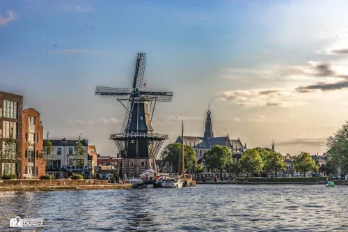 adriaan en grote kerk vanaf water