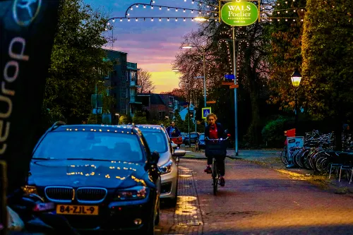 avond jongen op de fiets klein