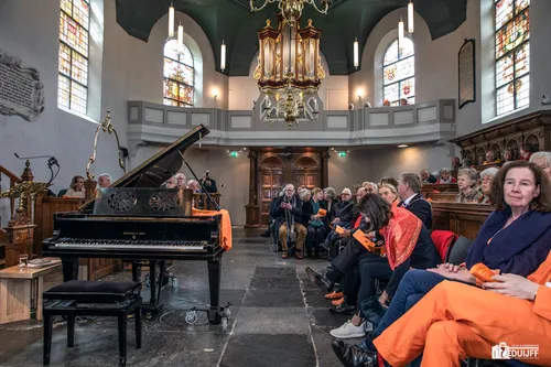 bezoekers kerk