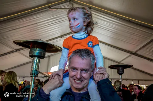 bij pa op de schouders