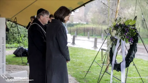 burg roest en echtgenote kranslegging