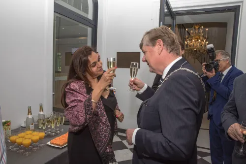 e roest proost met gedecoreerde