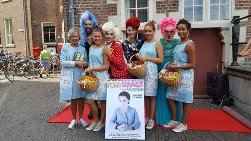 four drags and de bloemenmeisjes vorig jaar op cultuurfestival