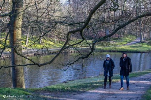 heer en dame wandelen