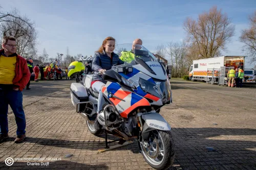 jongedame op politiemotor