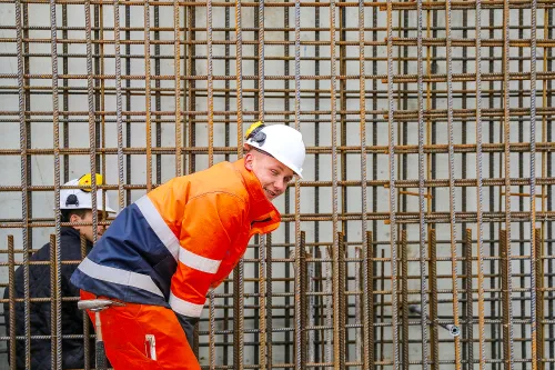 jongeman bij vlechtwerk