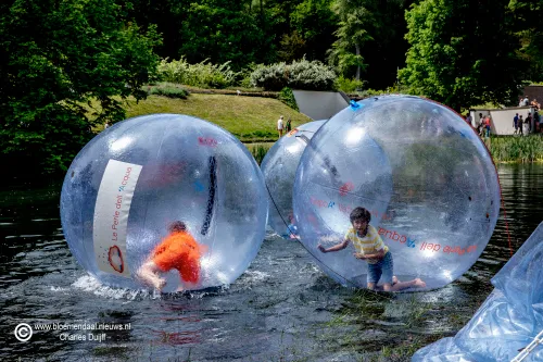 kid in waterbollen