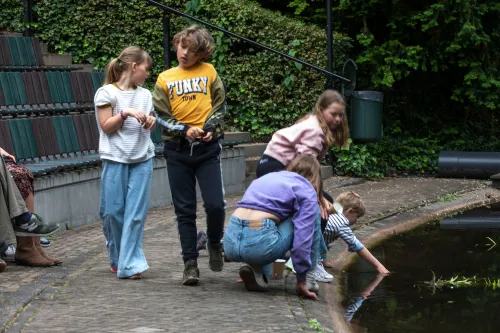 kinderen bij vijver