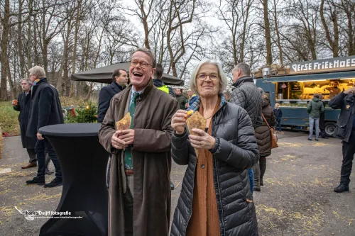 lachend paar aan de frit