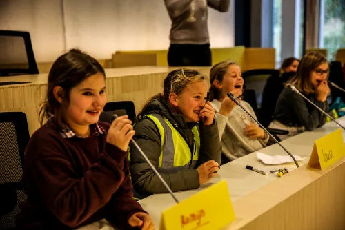 leerl in de raadszaal