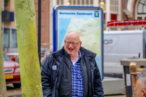 leo lachend