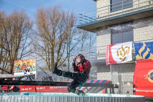 man in het water gespoten