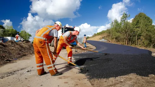 mannen asfalterenklkein