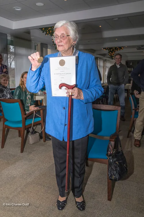 mevrouw met penning en oorkonde