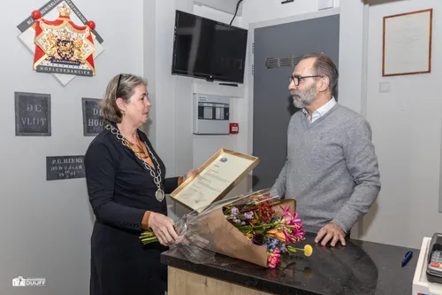 overhandigen bloemen