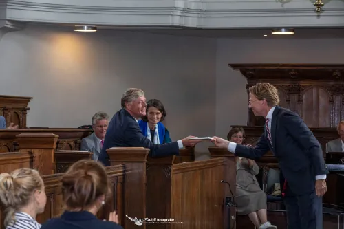 overhandiging boek burgemeester