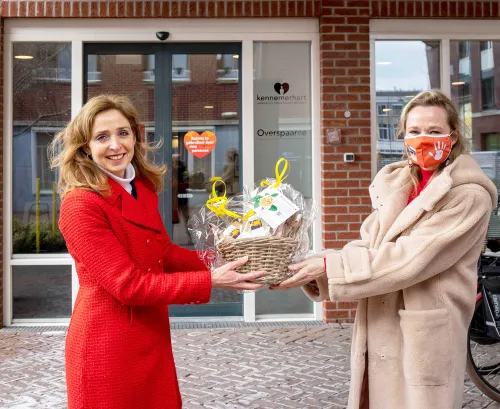 persfoto ron moelijker zuid overhandigt bloembollen aan kennemerhart foto ron moelijker