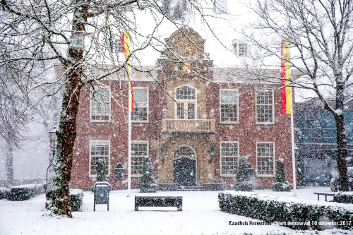 raadhuis in sneeuw