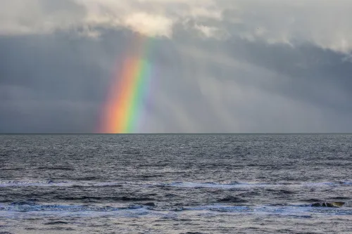 regenboog boven zee