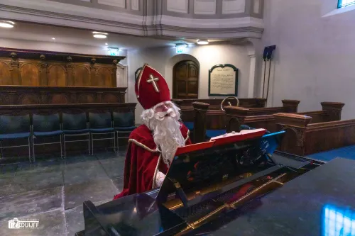 sint achter piano
