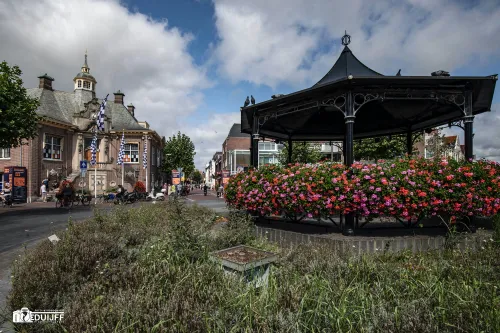 stadhuis en muziektent