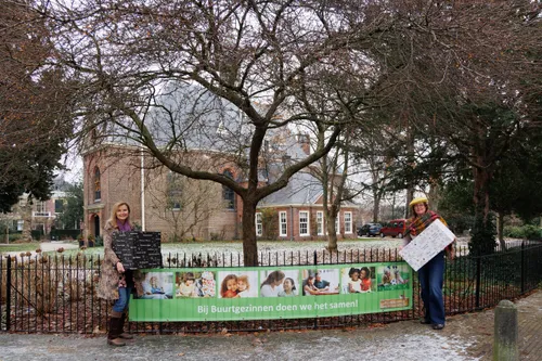 vlnr paulien de jong en anne marie scheeres van buurtgezinnen voor dorpskerk bloemendaal