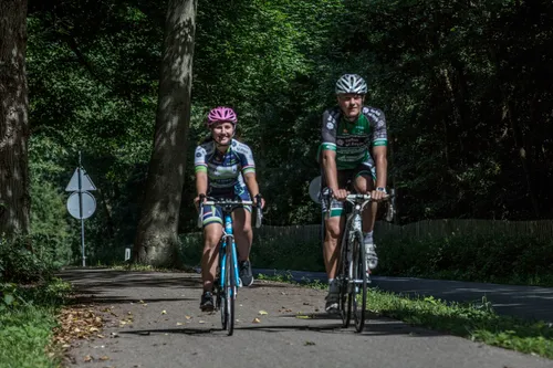 wielrenners nabij kraantje lek