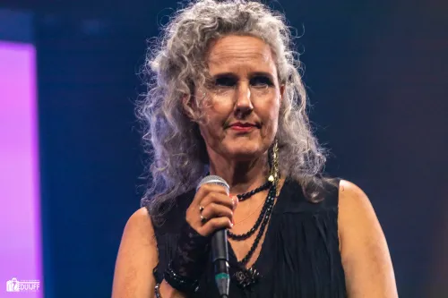 zangeres krullend haar