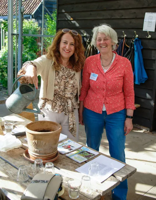 foto 1 wethouder attiya gamri en judith van genderen planten een zaadje ramon