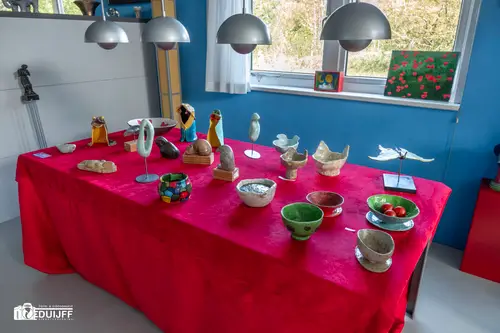 tafel met keramiek