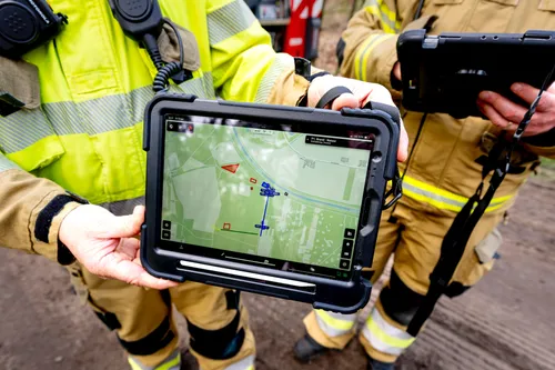 De brandweer toont een kaart met het door brand getroffen gebied