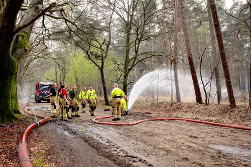 De brandweer maakt uit voorzorg nog een aantal bermen nat voordat ze vertrekken uit het gebied