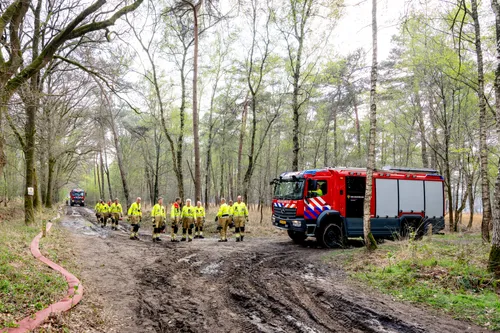De brandweer is met veel manschappen in het gebied aanwezig