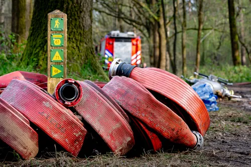 Er zijn kilometers brandweerslangen uitgerold om de brand te kunnen blussen