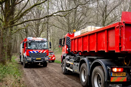 Er worden grote IBC-vaten in het gebied aangevoerd om te vullen met water, het water wordt door Natuurmonumenten gebruikt om oplevende brandjes te blussen