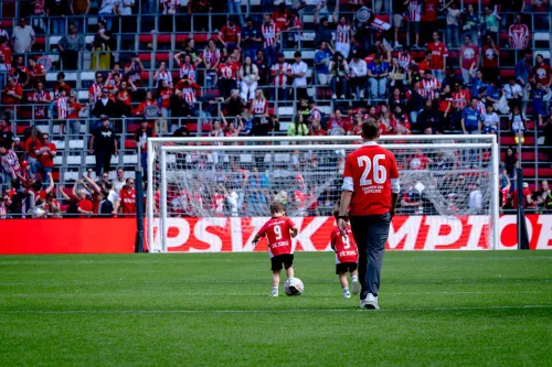 De appel valt niet ver van de boom. De kinderen van PSV aanvoerder Luuk de Jong laten zien dat ook zij weten wat voetbal is.